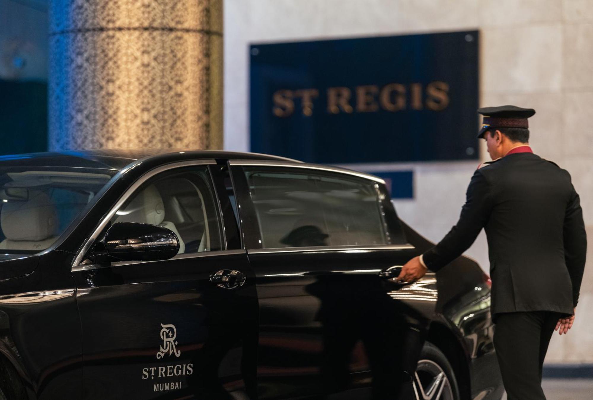 فندق ذا سانت ريجيس مومباي المظهر الخارجي الصورة A chauffeur opening the door of a car